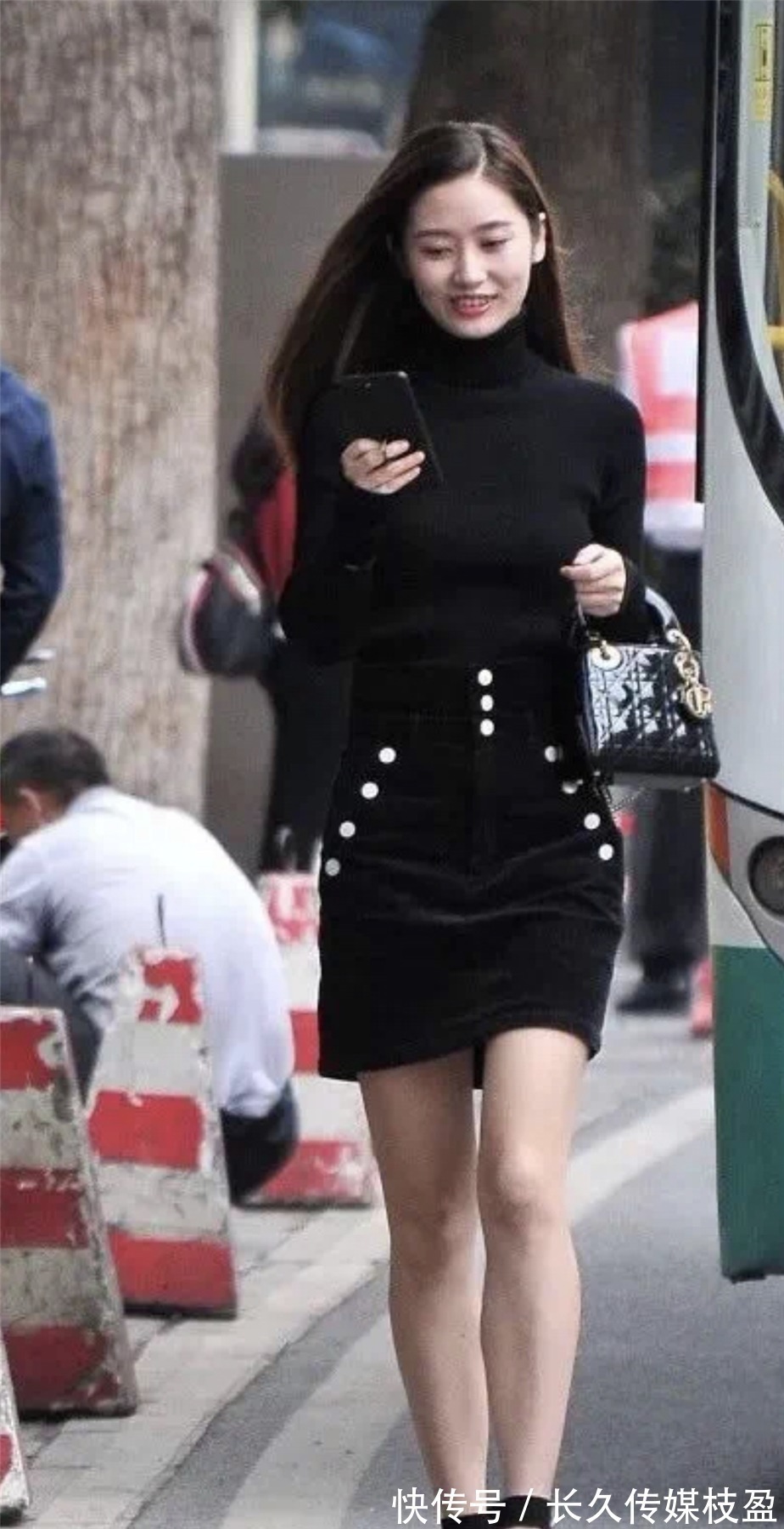 针织上衣 高领针织上衣搭配黑色半身裙,简单又大气,犹如仙女下凡