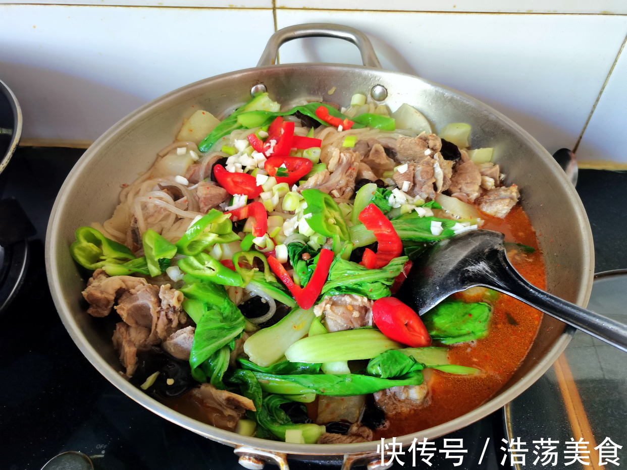 吃肉|大锅炖肉大盆上肉，手抓着排骨大口吃肉，这吃法解馋