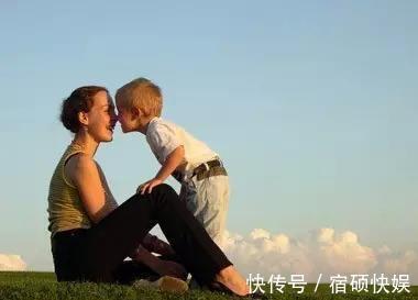 男孩|男孩8岁还戒不掉母乳，妈妈无奈带去医院，医生直摇头治不了