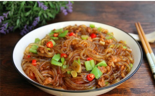 水泡发粉条|餐馆炒粉条爽滑好吃,在家炒就粘锅,原来是我们少做了这一步骤