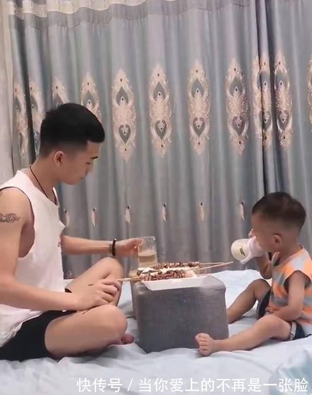 淡定|爸爸与儿子偷偷在家“聚餐”,妈妈看了不淡定,宝宝:感情深,一口闷