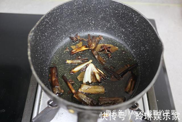 教你一款万能香辣酱，拌面卷饼炒肉丁全都用得上，每月我必熬2回