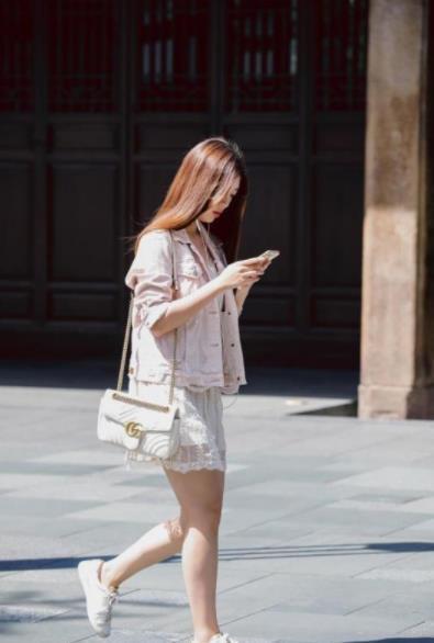 街拍:大大的眼睛时尚灵动的气质美女,黑色的连衣裙优雅大气美观