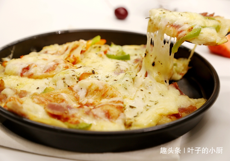 平底锅怎么做披萨不用揉面一次成功，几分钟就出锅，比买的还香