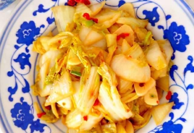 饭店炒的白菜好吃？原来下锅前要多加这1步，白菜脆爽不出水