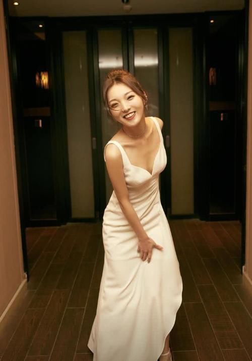 强东玥真是“元气少女”,白色露脐装配短款外套秀蛮腰,活力十足