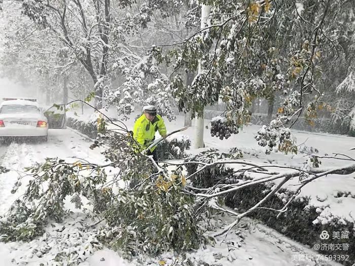 群众|最美“雪”警 长清民警帮助群众解决困难