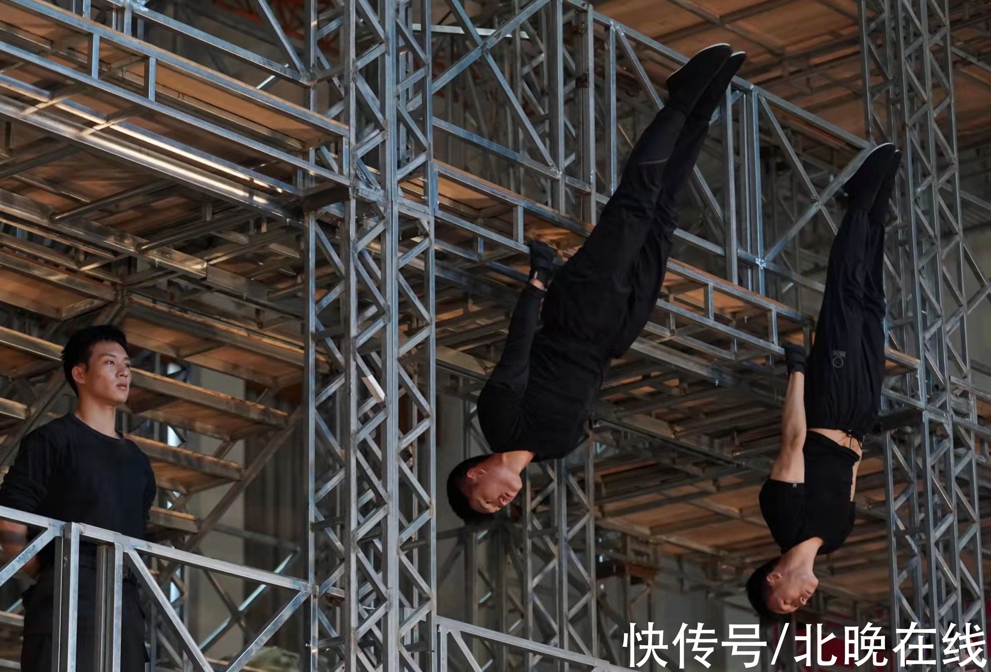 中国杂技团#《呼叫4921》用杂技呈现警察父子先后牺牲感人故事,黄宏:几度无法进行下去