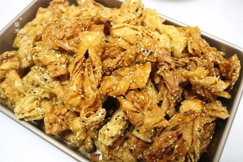 这小点心，外面卖12一斤，自己在家做，3元馄饨皮做一大筐