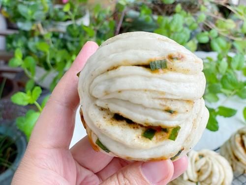 面团|天热想吃花卷自己做，半小时就能蒸一锅，做法简单1根筷子就搞定