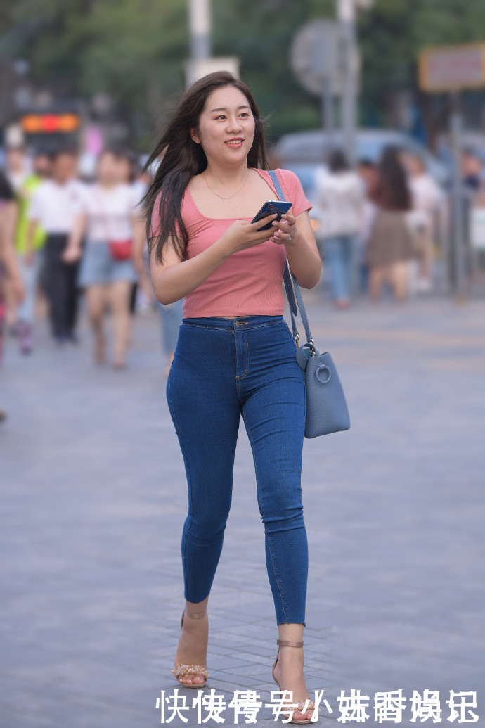  简约|街拍喜欢休闲风的你,修身牛仔裤搭配T恤值得一试,简约大方又耐看