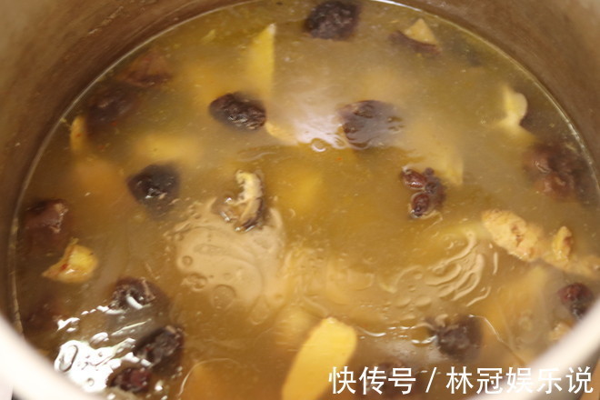 黄皮|它是“碱性食物”,女人常吃,嘴巴不臭,头发乌黑,皮肤也嫩了