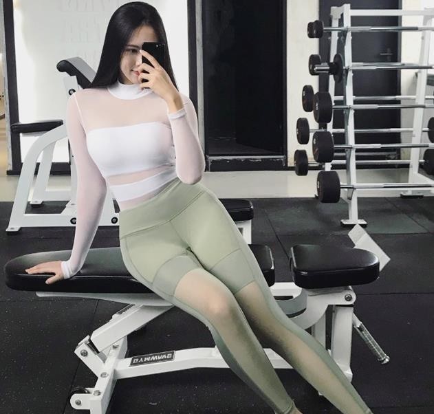 底裤|街拍曼妙笑容的紧身打底裤美女,展现出身材的曲线!