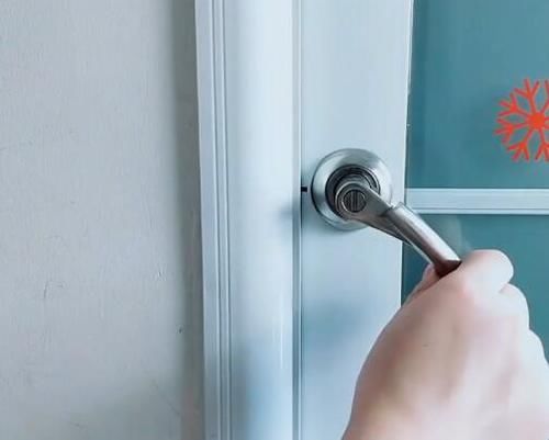 师傅|卫生间门被反锁别着急请开锁师傅，只需一枚硬币，几秒钟轻松打开