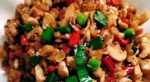 顾客|老奶奶路边卖“特色小吃”,路人只看不买,顾客是你们不识货