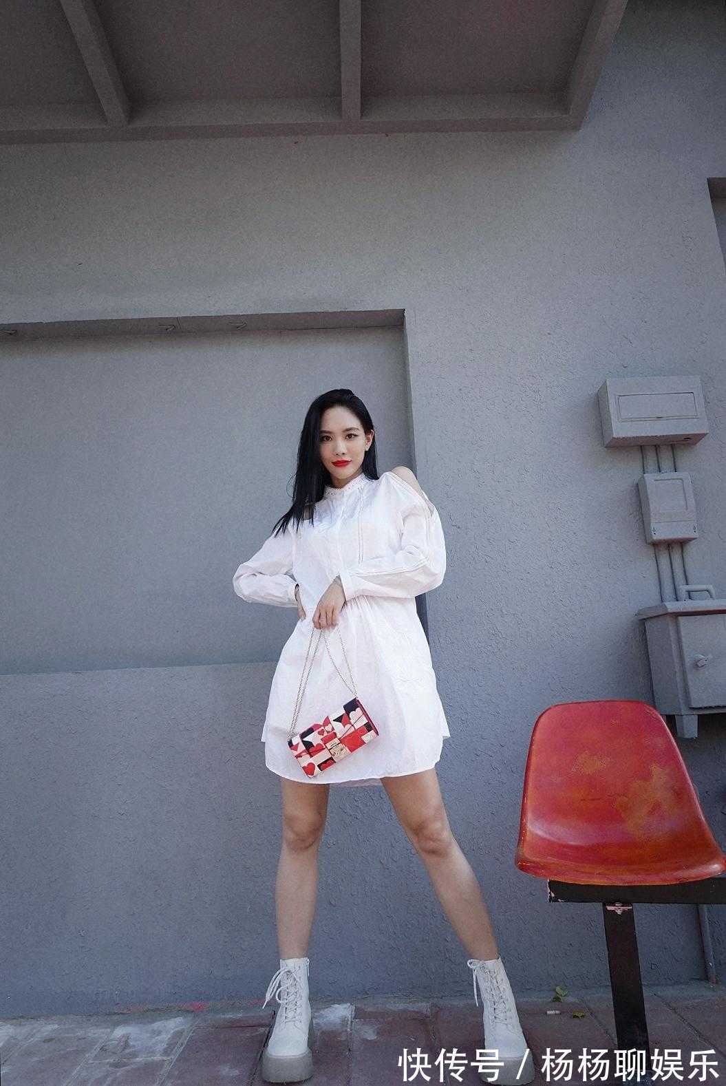 身材高挑 毛阿敏又美回来了,一身白色穿搭配短发很高级,身材高挑气场足