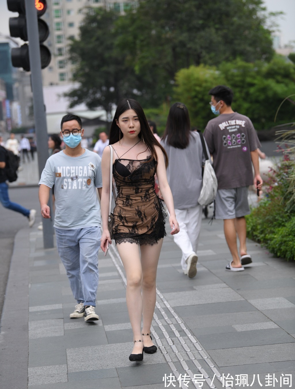 高跟鞋|时髦小姐姐的别致穿搭,“薄纱”设计独特,展现女性魅力!