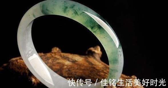 七七$翡翠购买后是否会变色合适的种类可以佩戴洗澡,玉石反而喜欢水!