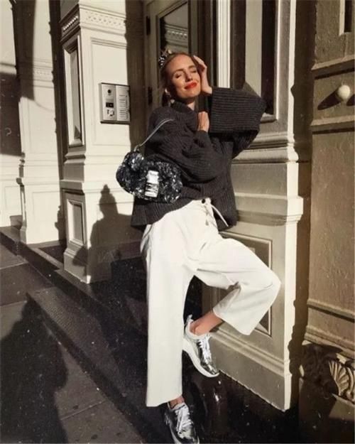 想要显得个子高挑，在颜色方面可以选择同色系的搭配方式。