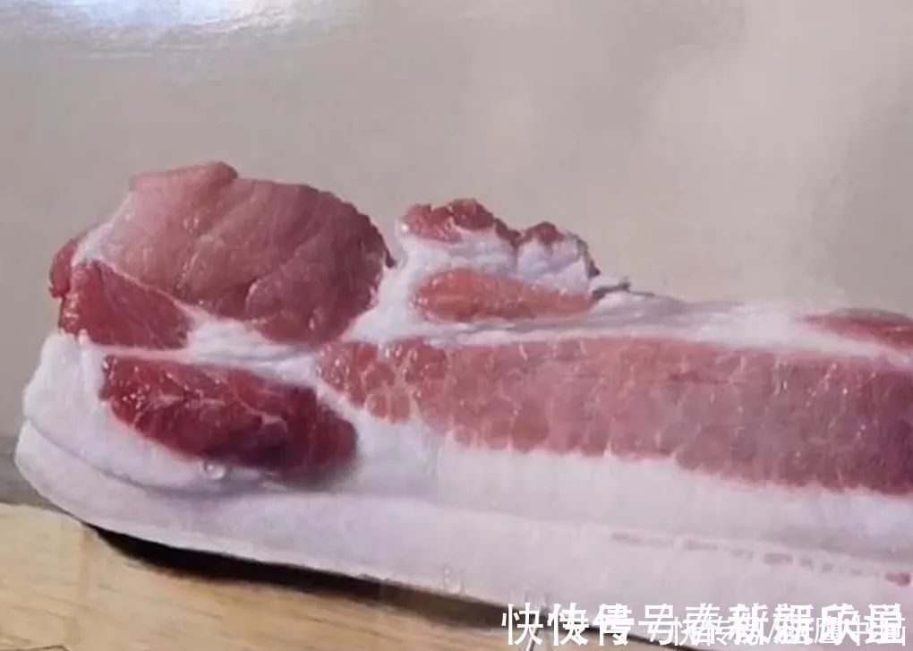 素材|油画家以猪肉为素材,创作了一幅绘画作品,惊艳了很多人