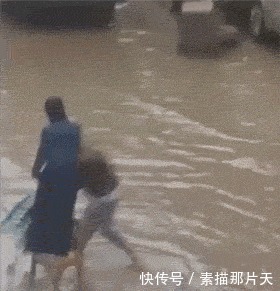 香烟|小哥心真大,水都快浸过床了还只顾着捞香烟