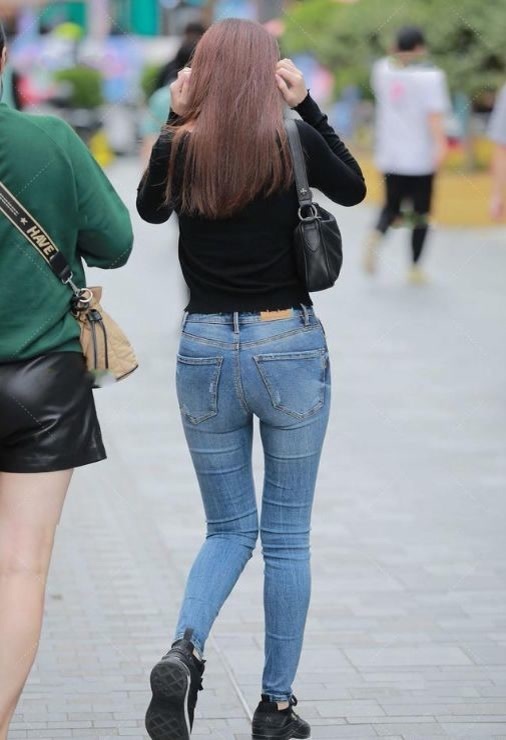 穿搭 墨绿色的无袖上衣，搭配黑色九分裤，整体给人简单清爽利落感觉