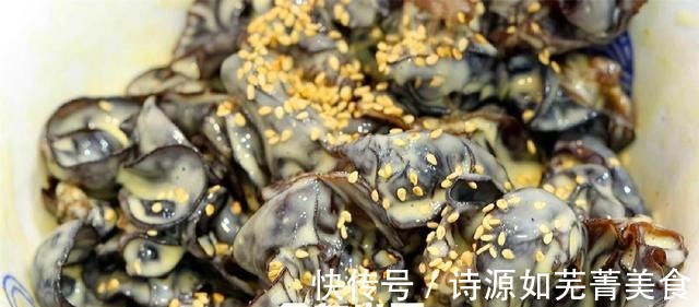 把木耳倒入滚烫的油锅中,瞬间变美食,真是高手在民间,太厉害了!