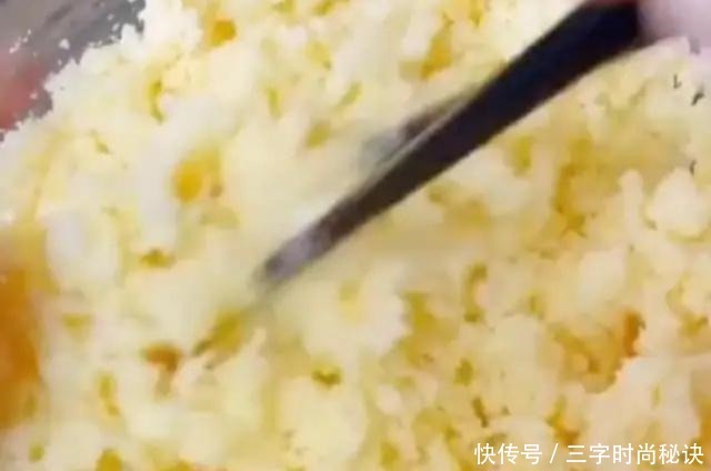 教你做奶香浓郁的奶香椰蓉棒,清香可口,比面包店的好吃!