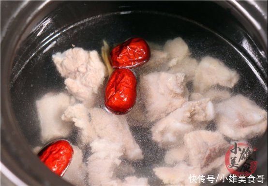 排骨不管怎么吃，切记别直接焯水，多加这2步，排骨不腥也不柴