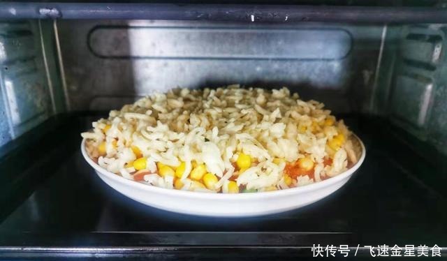 在家自制餐厅里的招牌芝香焗饭，方法简单食材简单，口味不简单