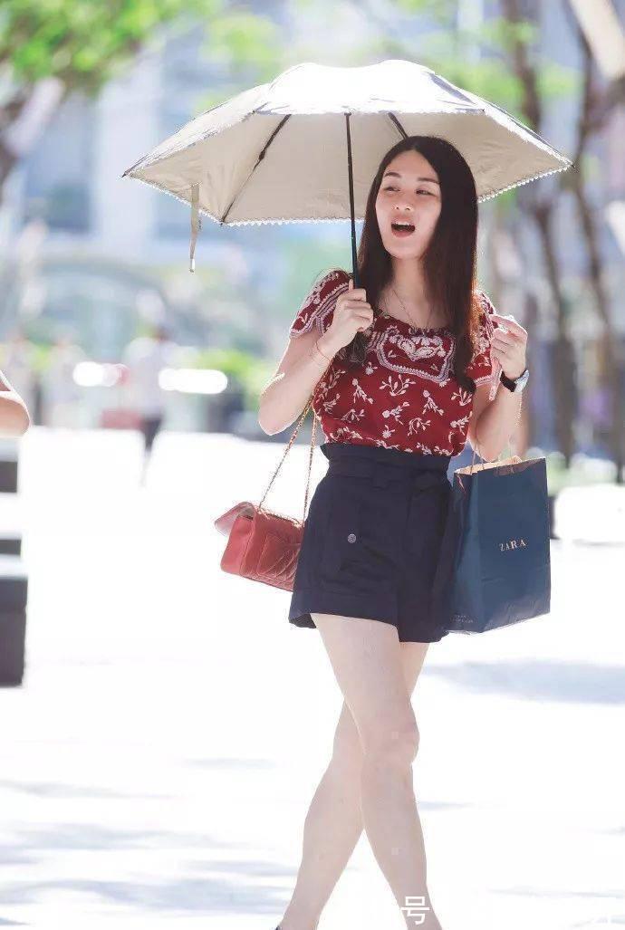 高跟鞋 美女脚上一双尖头的高跟鞋,让她走出一种成熟又魅力的姿态