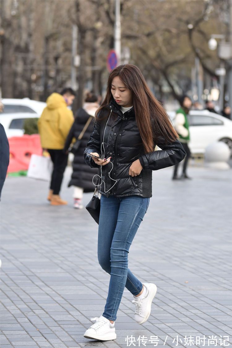 搭配 街拍:美女牛仔裤搭配短款羽绒服,身材高挑,这才是生活中的时尚