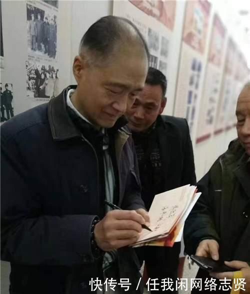 收藏|开国上将王建安之子王海波为军品大王李长东签名,支持收藏事业