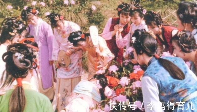 湘云醉卧|6版《红楼梦》“湘云醉卧”,看看谁是人面桃花,谁像醉鬼睡大街