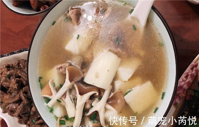 老公同事来家里蹭饭,我专门下厨招待,饭后他的话让我莫名其妙!