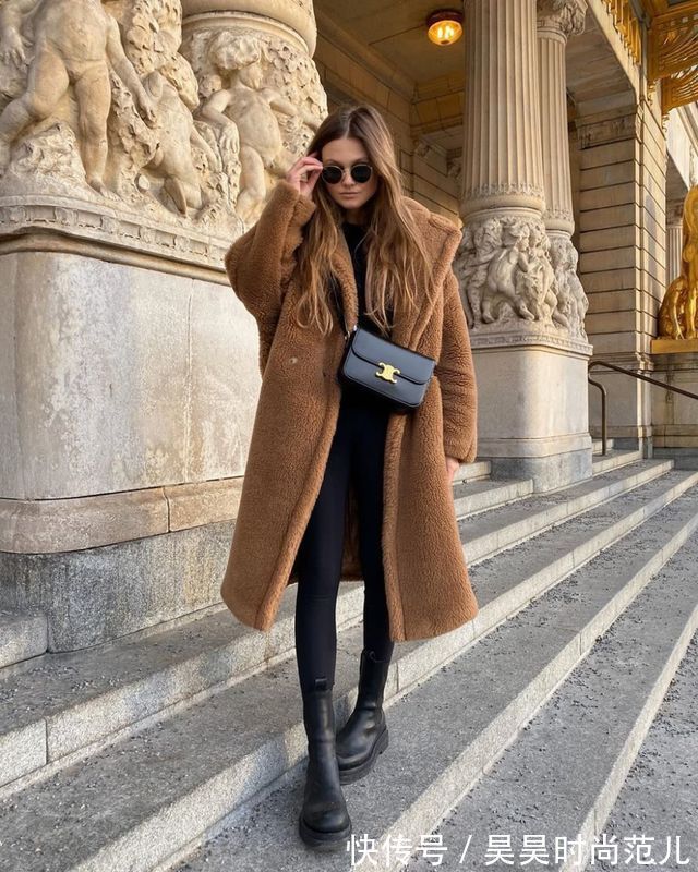 时髦 普通的打底裤已经不流行了,今年冬天用鲨鱼裤打底,时髦又显身材