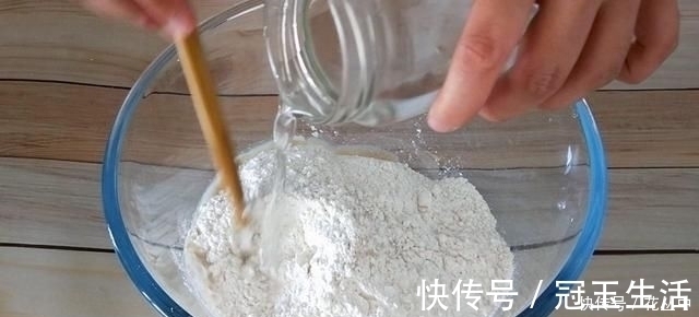 芝麻烧饼这样做真香，不揉不擀面，更不用调油酥，出锅一盘不够吃