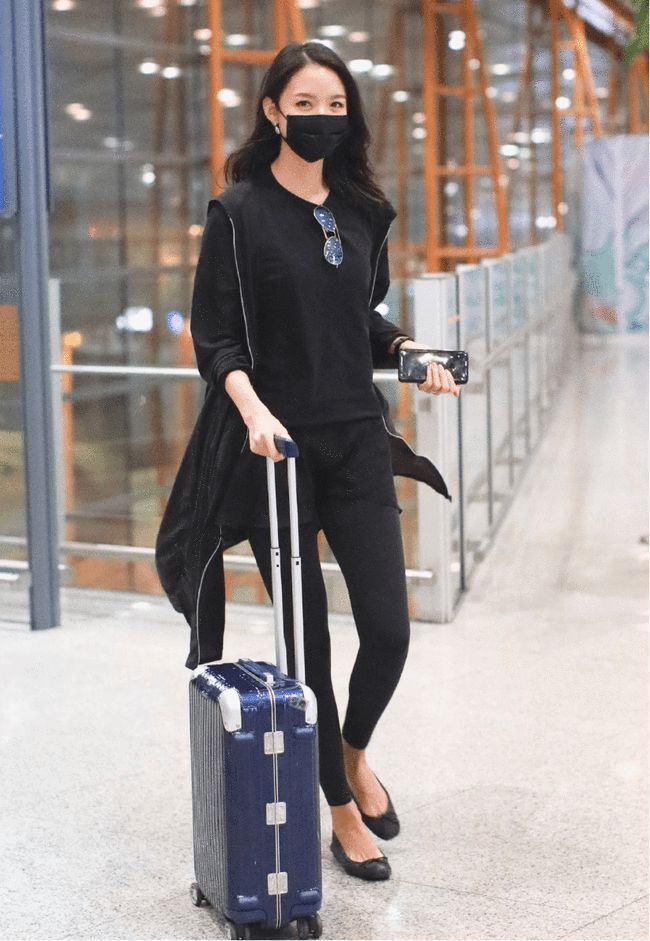 脸型|不愧是女神啊！美女身材短袖T恤外加黑色风衣，个性时髦