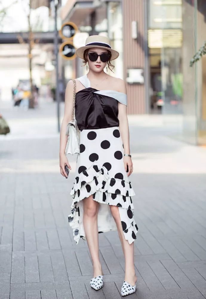 西装|美女穿着灰色的西装,搭配黑色的丝袜,充满妩媚的时尚感