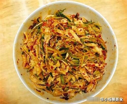 麻辣鸡丝|周末自制解馋小零食，麻辣鲜香，追剧嘴巴吃不停，多吃不怕胖
