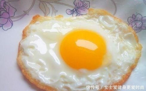 清水|煮荷包蛋时,直接下锅是就错了,奶奶教我一招,鸡蛋圆润不散花
