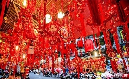 胡志明上台后废除汉字,春联书写也改为字母,但这个汉字却改不了