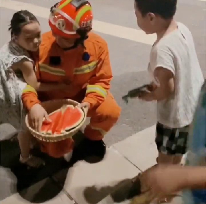 抱抱|可可爱爱！消防员送来西瓜，小朋友们秒变粉丝偷偷抱抱