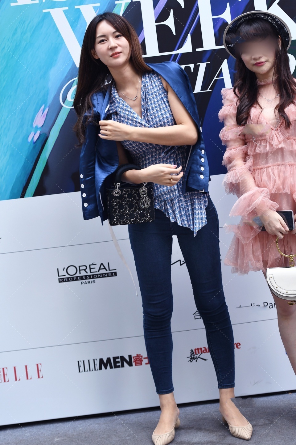  显得|美女街拍：深蓝色丝绸西装外套，搭配蓝色牛仔裤，时尚优雅