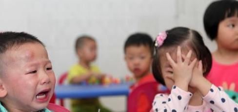 “妈,能别抱弟弟接我吗”,女儿拒绝妈妈接,揭露二胎家庭暗伤