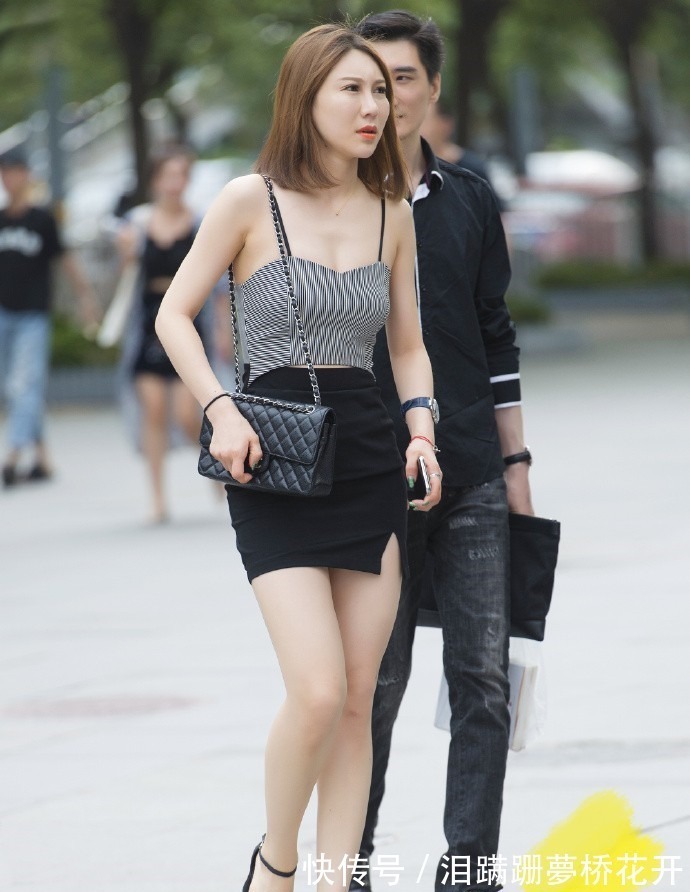 纯色 还在穿纯色高跟鞋嘛现在不给鞋子加点“颜色”,真不好意思穿出门