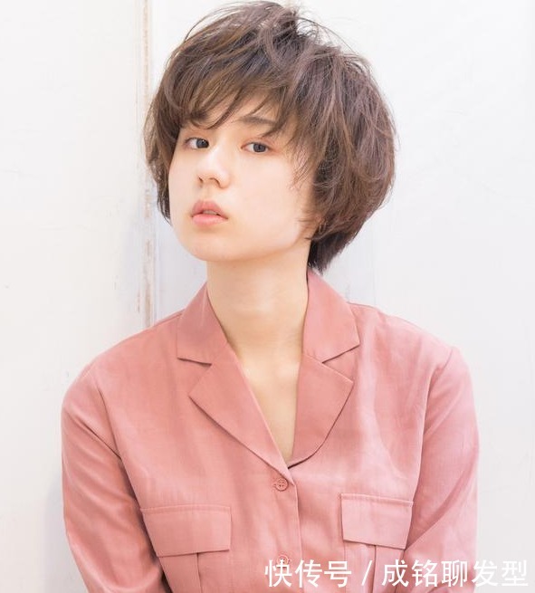 头发细软、发量少、额头高,适合什么发型?剪短烫卷,别无他法