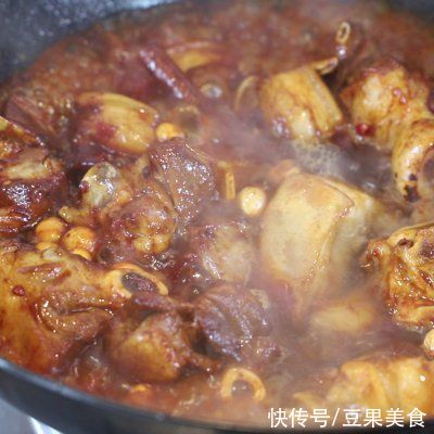 红焖羊肉一口下肚，唇齿留香