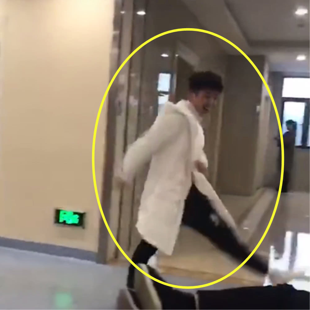 小棉袄|产房外的爸爸得知自己有了女儿,开心的跳起来,护士笑惨了