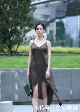 修身背心搭配牛仔裤,时尚又奢华,彰显女人的独特魅力